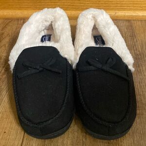 Seranoma black moccasin slippers with cream faux fur lining size 8